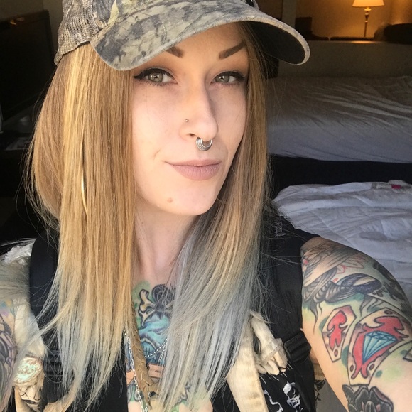 Meet your Posher, Danielle - Picture 1 of 3